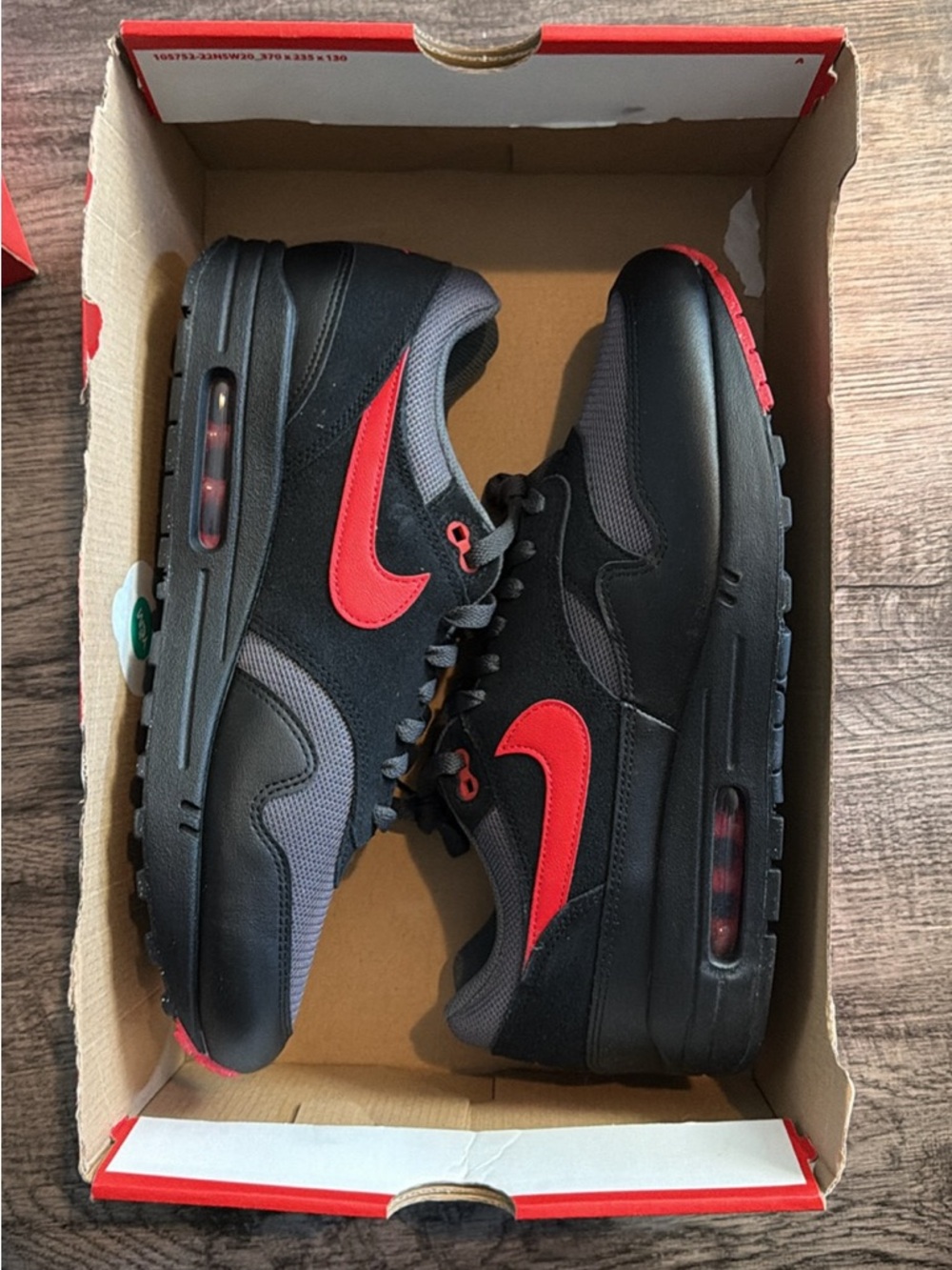 Nike Men’s Black and Red Low-Top Sneakers